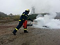 THW Helfer bei Brandschutzübung mit Feuerlöscher