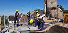 Auf dem Dach des in Februar 20ß18 durch einen Brand beschädigten Gebäudes mussten die EGS-Bauteile zurückgebaut werden