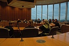 Einsatzkräfte des THW in einem Sitzungsraum des Landtages Nordrhein-Westfalen