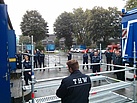 Teilnehmer von Feuerwehr und THW bei der Präsentation des EGS Systems