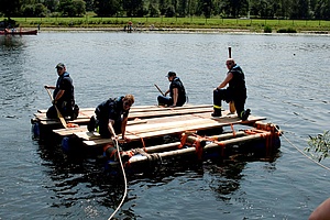 Einsatzkräfte des THW Bochum auf einem selbst gebauten Floß auf der Ruhr in Bochum Dalhausen
